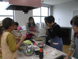 H23 12 17 子育てママのおいしい関係 フィリピン料理 を開催しました 佐賀市国際交流協会